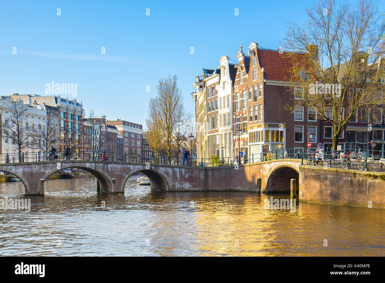 Amsterdam City mit niederländischen alten Gebäuden in den Niederlanden. Stockfoto