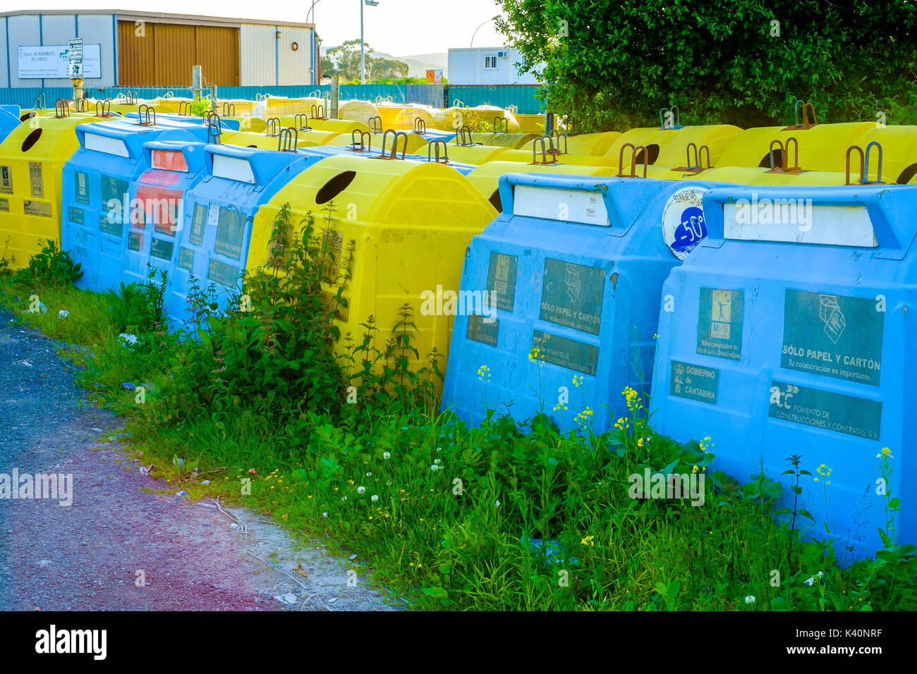 Müll überspringen. Colindres, Kantabrien, Spanien, Europa. Stockfoto