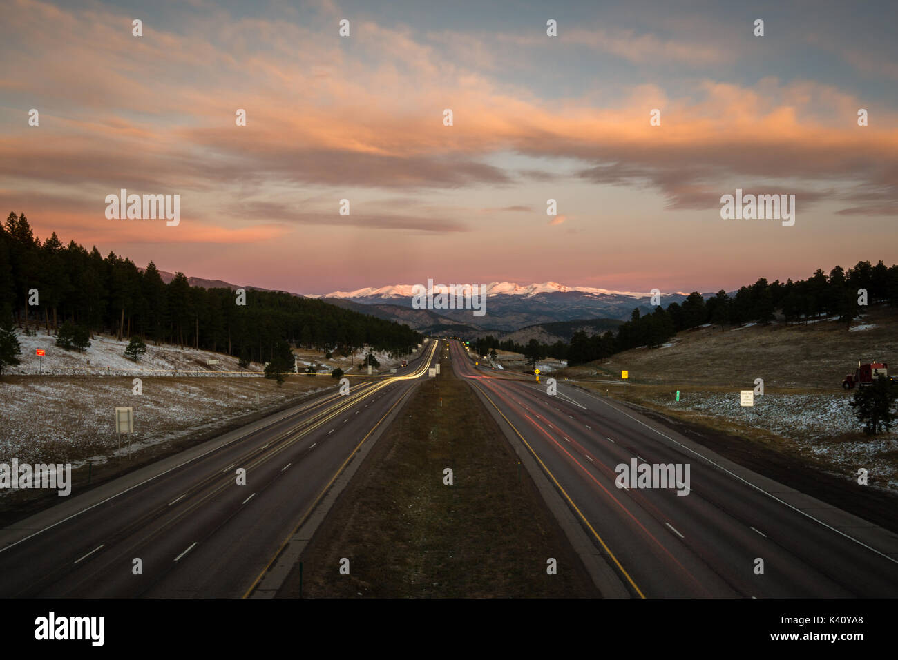 Sonnenaufgang über die I-70, von Genesee, Colorado. Stockfoto