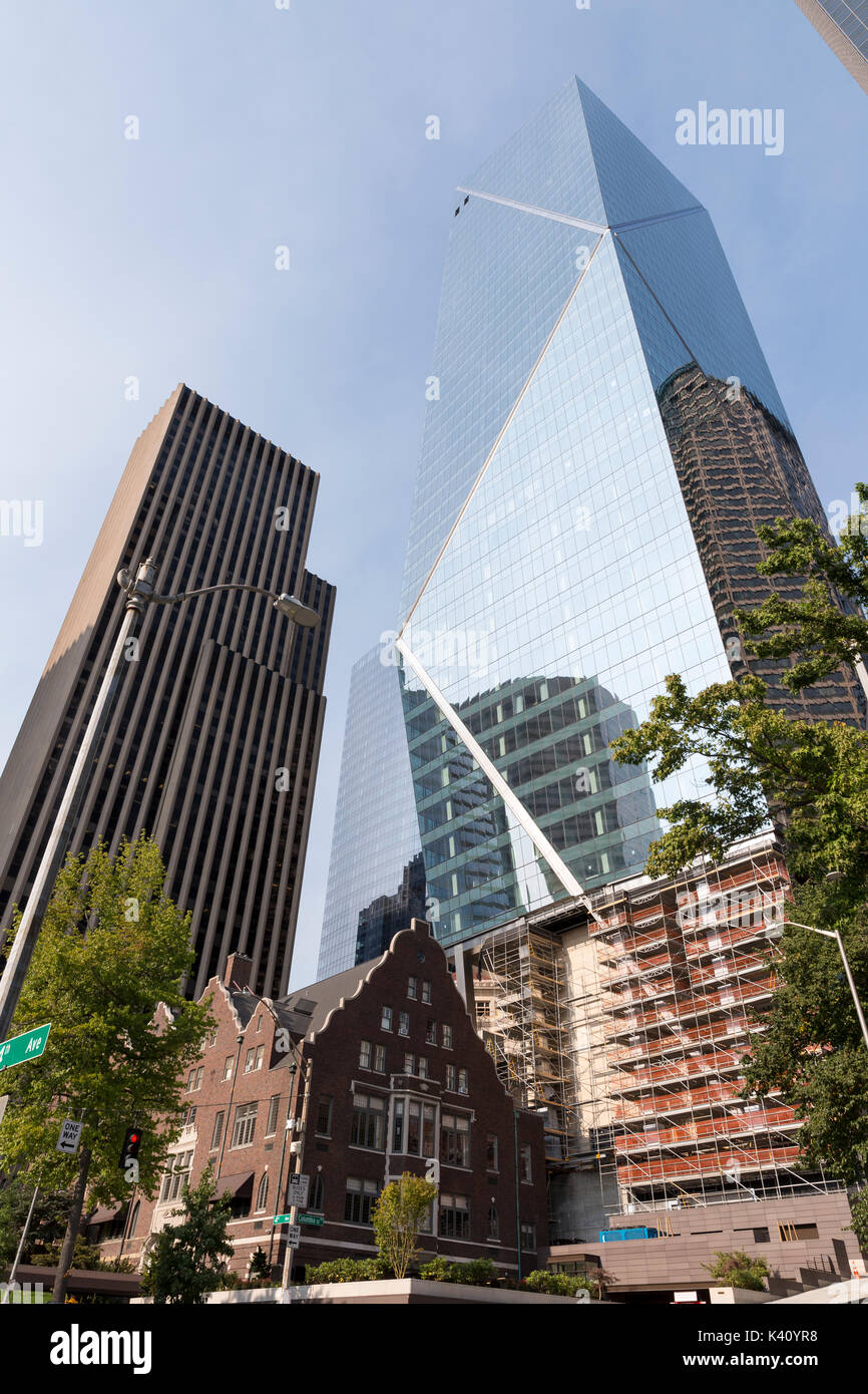 Seattle, Washington: Der F5 Tower Webstühle über die historischen Rainier Club Gebäude. Der Turm, der die fünfte höchste Wolkenkratzer in Seattle sein, ist Stockfoto