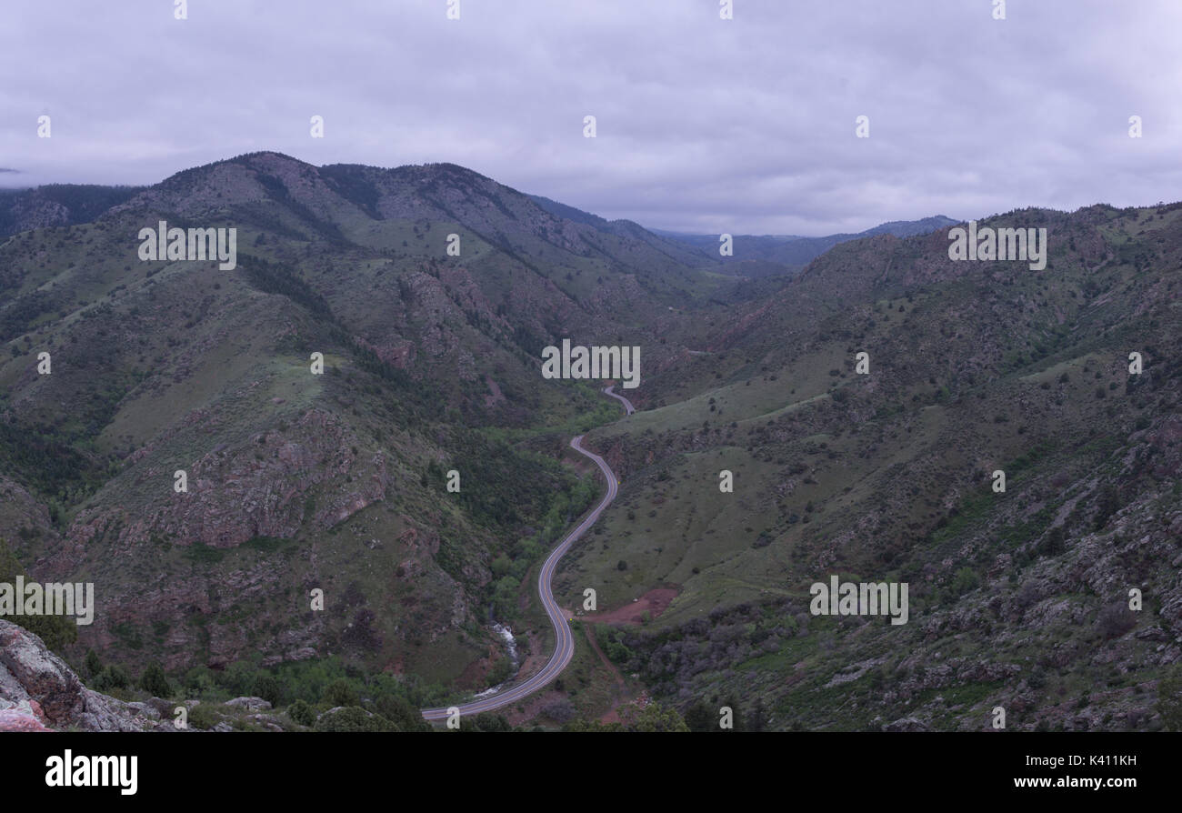 Vom Mount Morrison, ein Blick auf den Westen. Dies ist Bear Creek Canyon, der sich bis in die Stadt von Evergreen, Colorado führt. Stockfoto