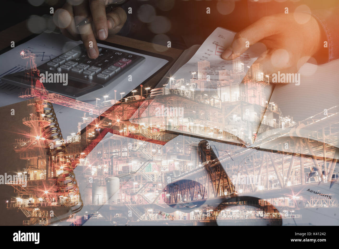 Business Mann mit Finanzen oder Rechnungswesen und Offshore Öl- und Gasindustrie industrielle Plattform Hintergrund Konzept. Double Exposure von Close up Hand Stockfoto