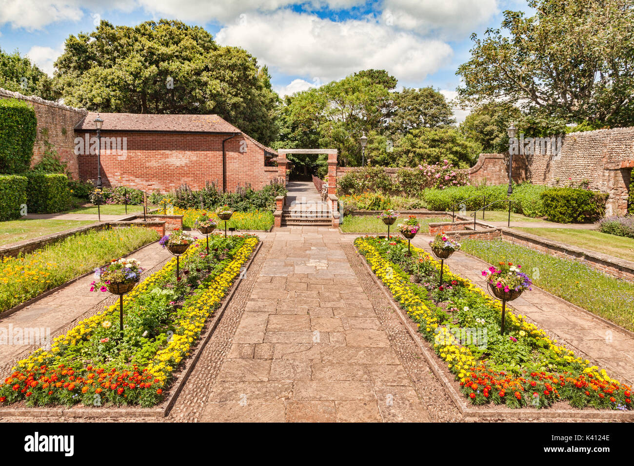 Formale Blumenbeeten mit bunten Sommerblumen in Connaught Gardens, Sidmouth, Dorset, England, Großbritannien, an einem sonnigen Sommertag. Stockfoto