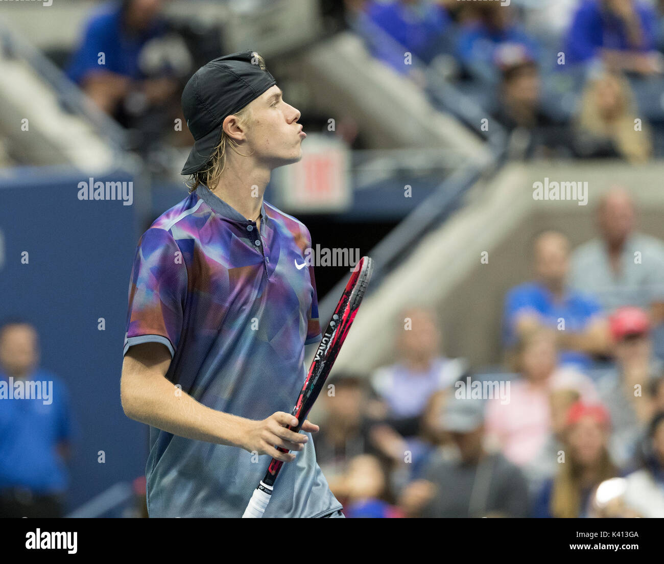 Denis Shapovalov von Kanada reagiert während des Spiels gegen Pablo Carreno Busta Spaniens bei uns Offene Meisterschaften an Billie Jean King National Tennis Center (Foto von Lew Radin/Pacific Press) Stockfoto