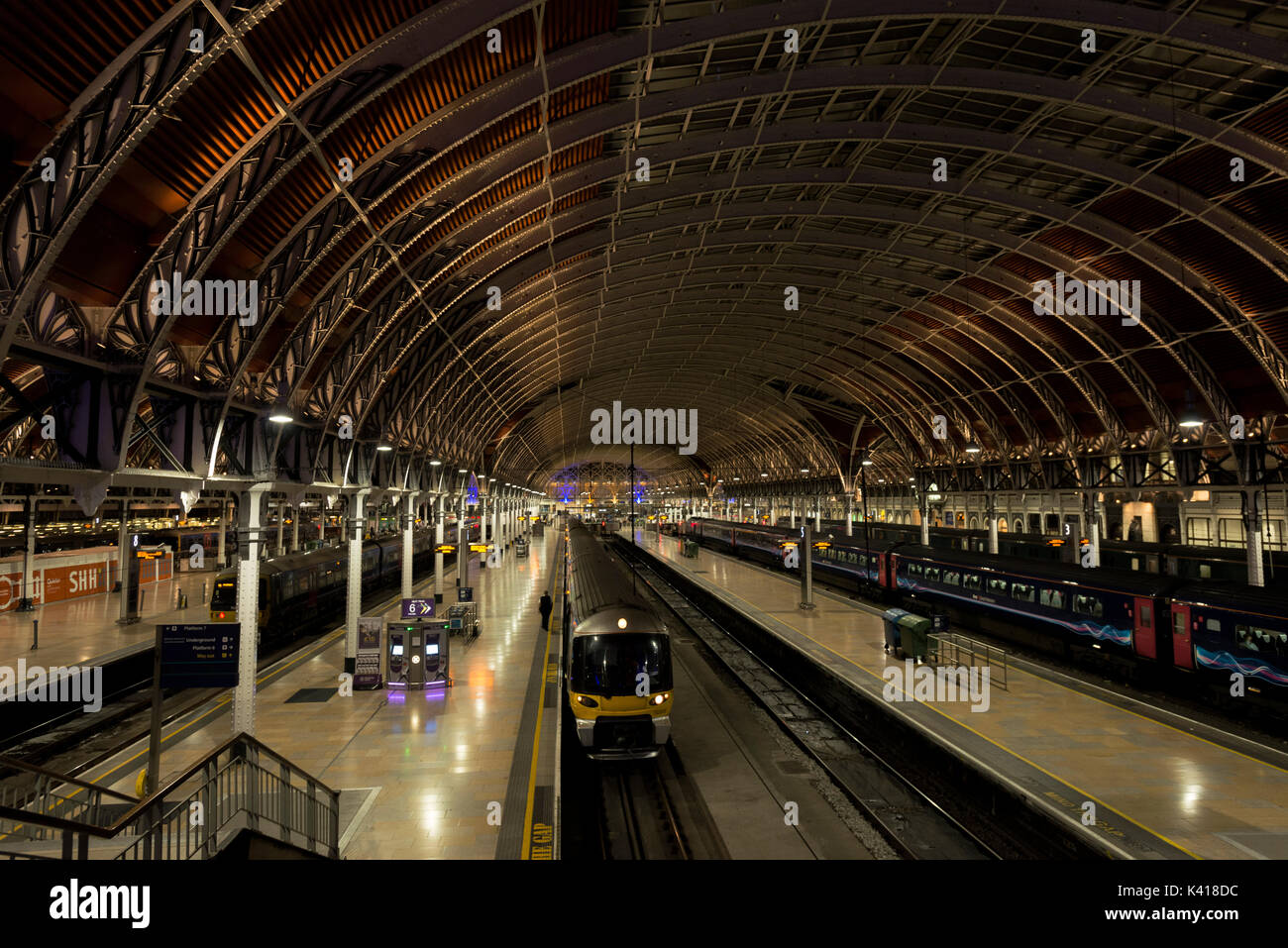 Der Bahnhof Paddington London UK bei Nacht Stockfoto