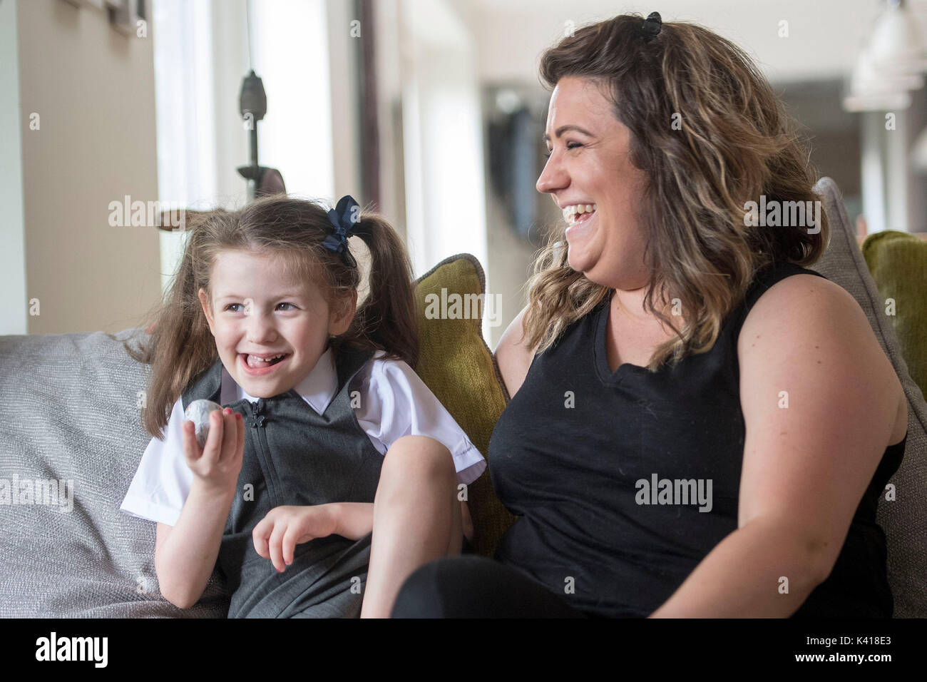 Nicole Doherty mit ihrer vierjährigen Tochter Evie Doherty, die dank der selbstlosen Entscheidung der Familie ihres Organspenders mit einem neuen Herzen in die Schule geht, teilte ihre Mutter mit. Stockfoto