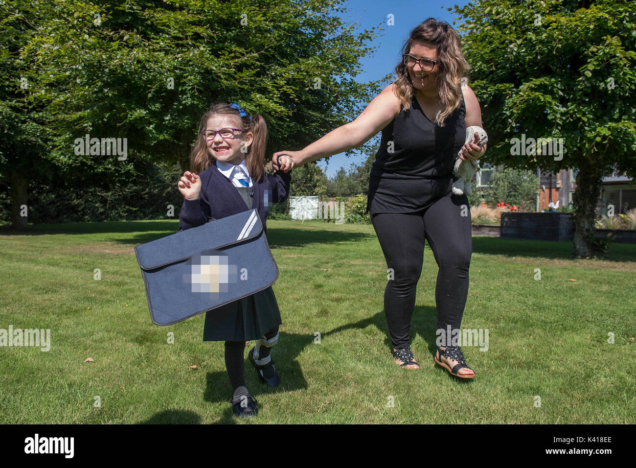 Nicole Doherty spielt mit ihrer vierjährigen Tochter Evie Doherty, die dank der selbstlosen Entscheidung, die die Familie ihres Organspenders getroffen hat, mit einem neuen Herzen in die Schule geht, teilte ihre Mutter mit. Stockfoto