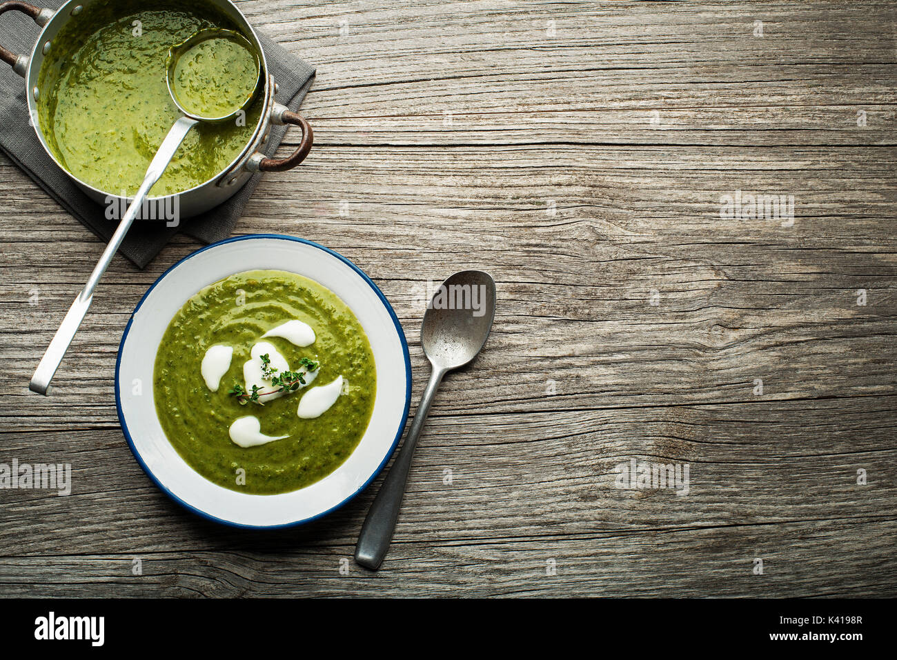 Frische gesunde grüne Suppe auf hölzernen Hintergrund Overhead schießen. Stockfoto