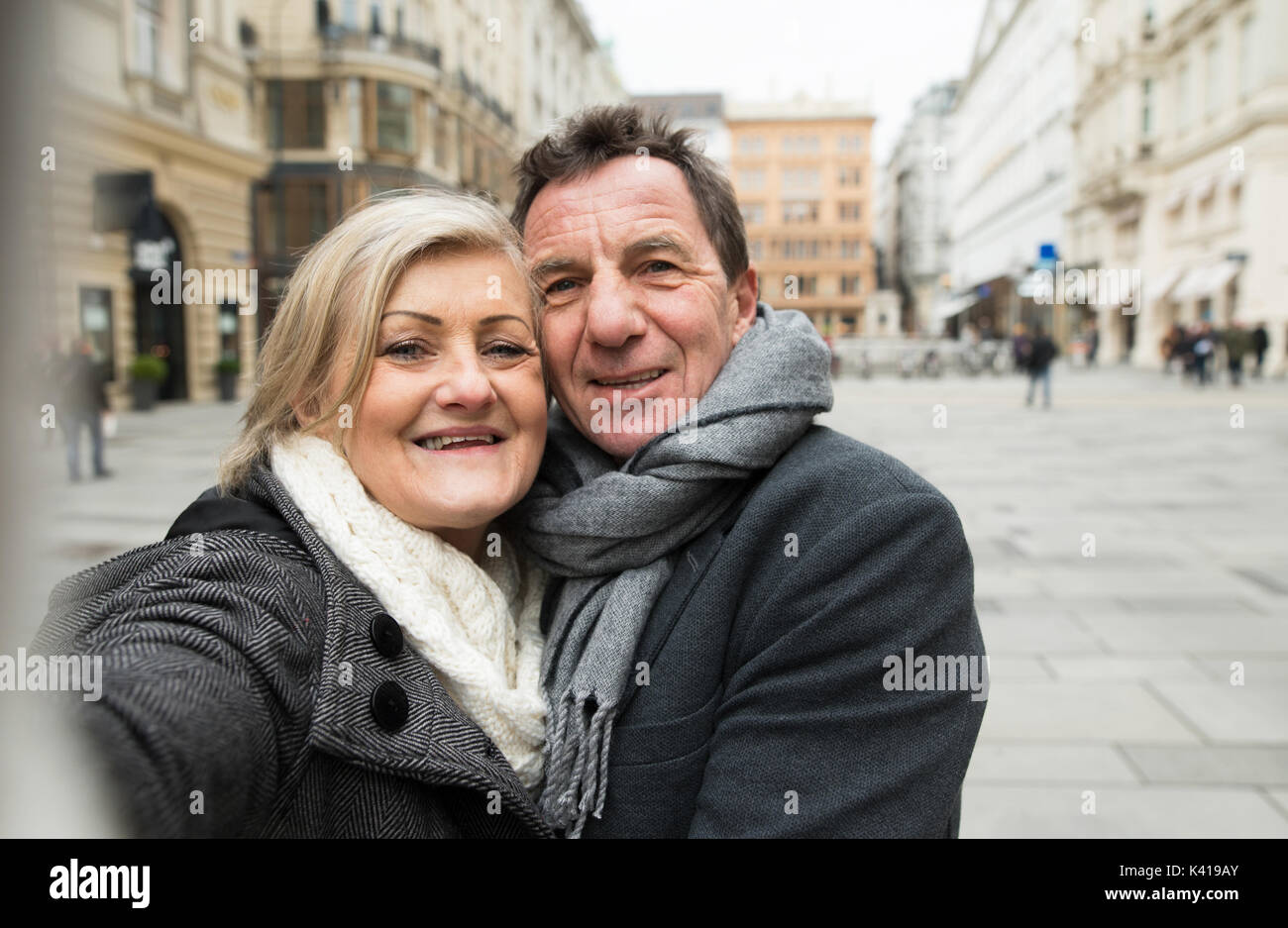 Schönes älteres Paar auf einem Spaziergang im Stadtzentrum nehmen Selfie. Stockfoto