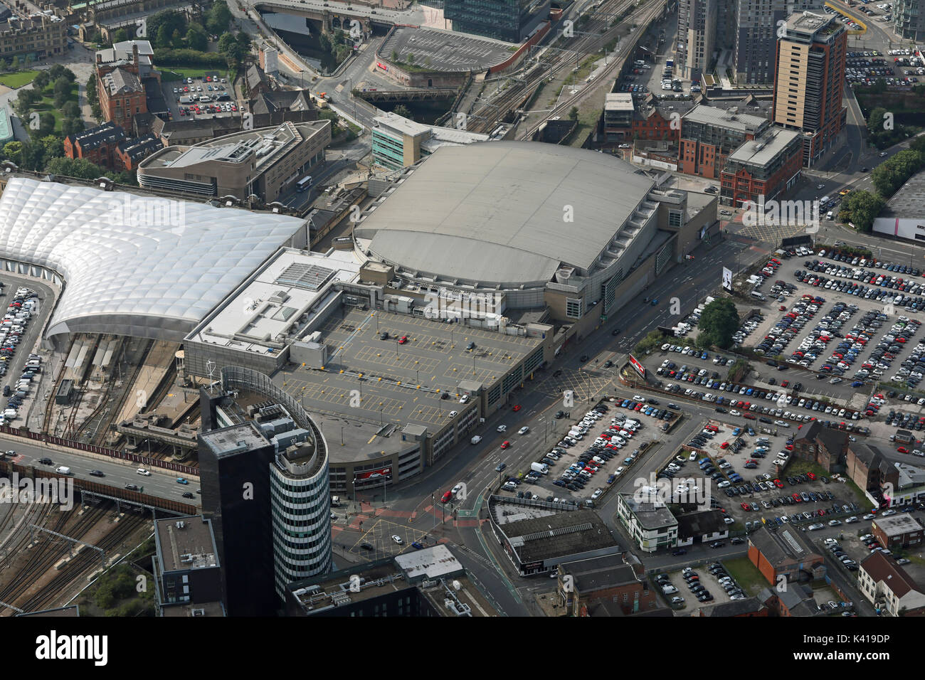 Luftaufnahme der Manchester AO Arena und des Bahnhofs Manchester Victoria, Großbritannien Stockfoto