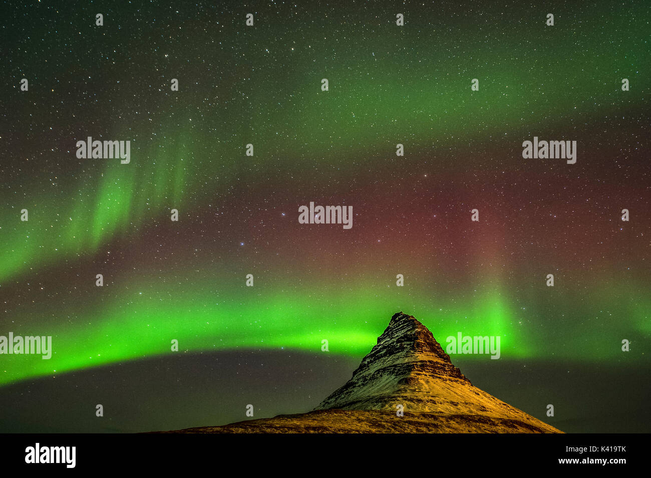 Kirkjufell und Aurora in Island Stockfoto