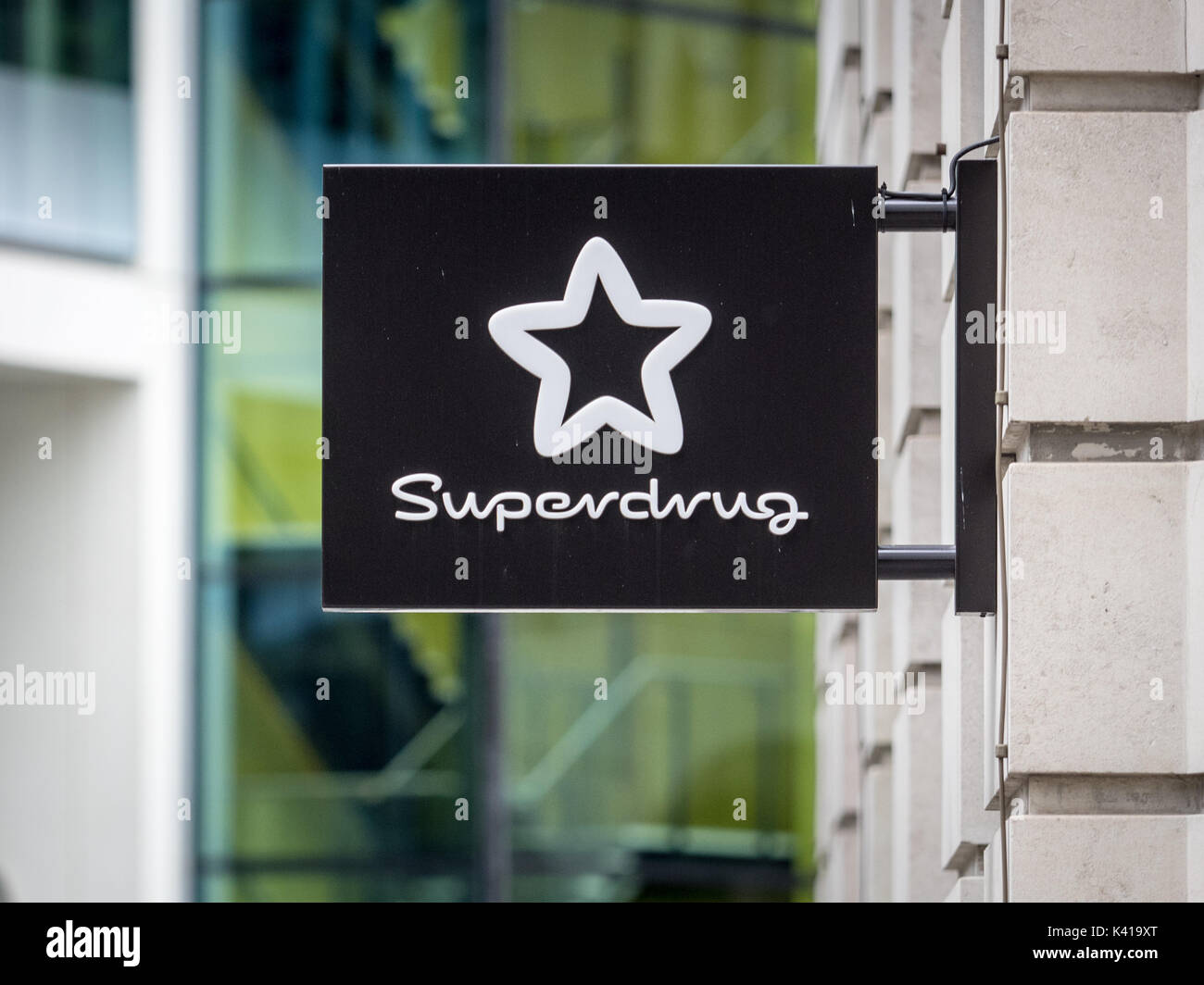 Superdrug - Zeichen außerhalb einer Superdrug store in der City von London, Großbritannien Stockfoto