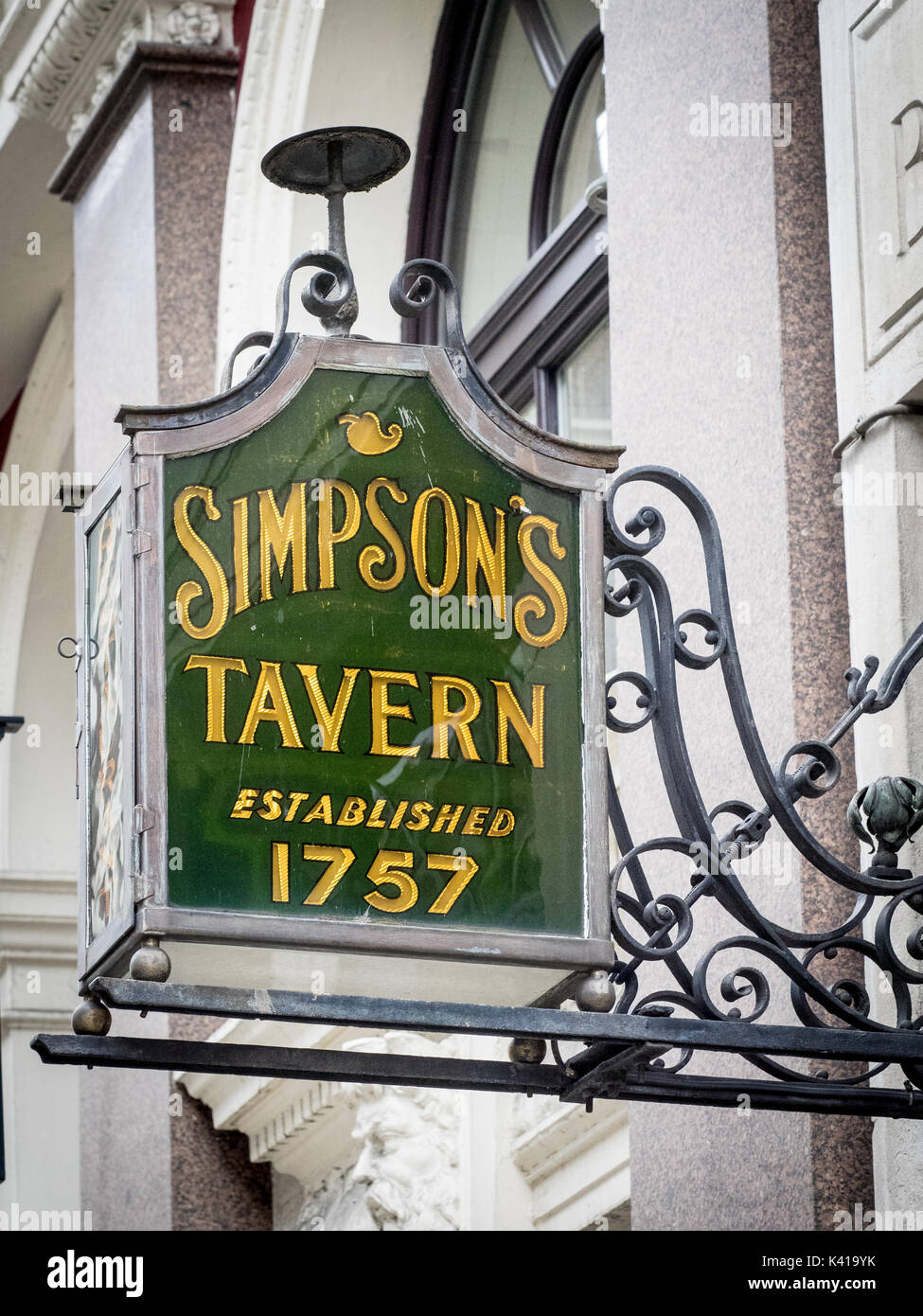 Simpsons Taverne anmelden Ball Court, Cornhill in der City von London Financial District. Die Taverne wurde 1757 auf den heutigen Standort gegründet. Stockfoto