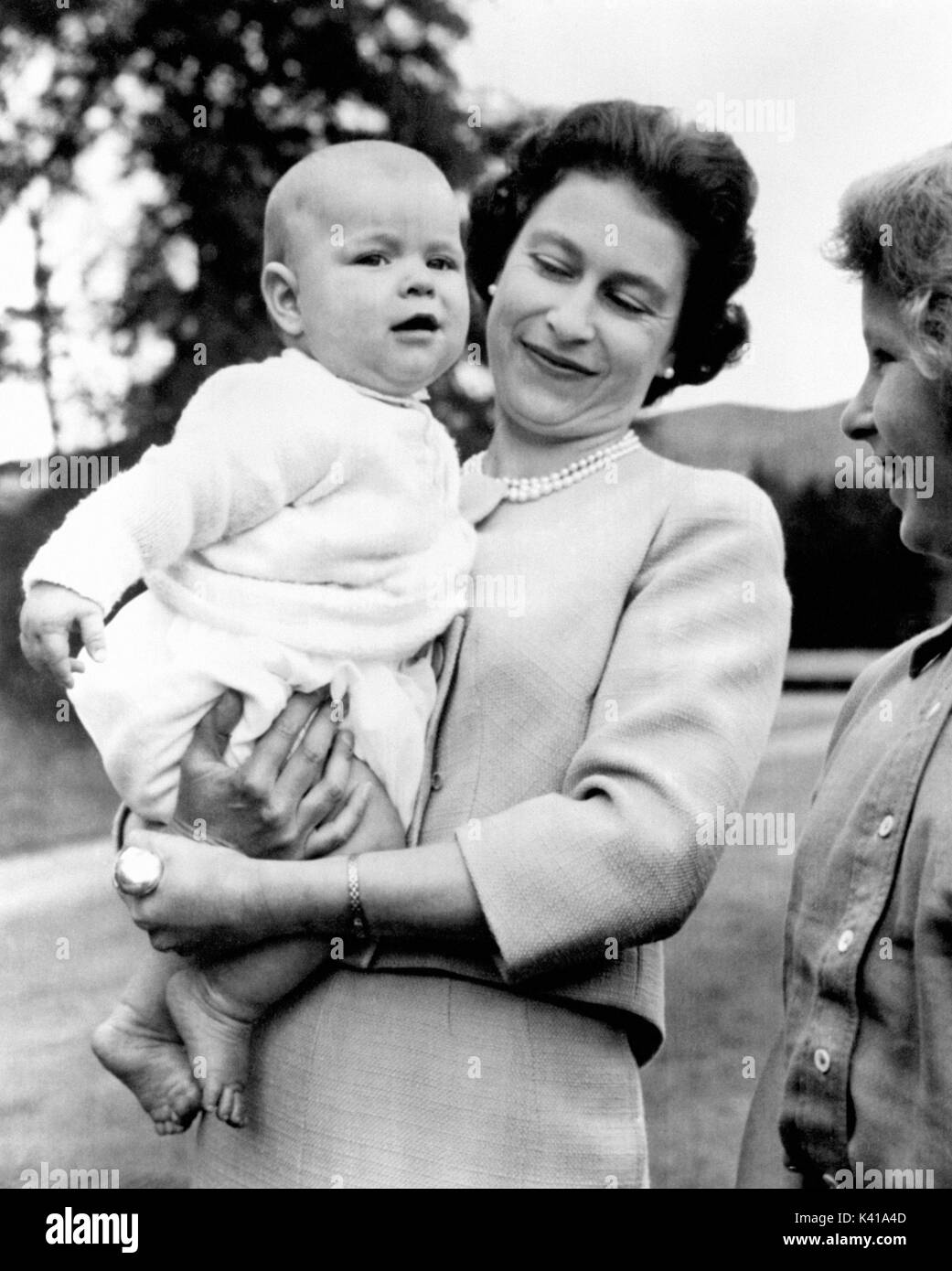 Foto vom 08/11/1960 von Königin Elizabeth II ihr drittes Kind Prinz Andrew Holding, bei einem Ausflug in das Gelände bei Balmoral, Schottland. Der Herzog und die Herzogin von Cambridge erwarten ihr drittes Kind, Kensington Palace hat angekündigt. Stockfoto