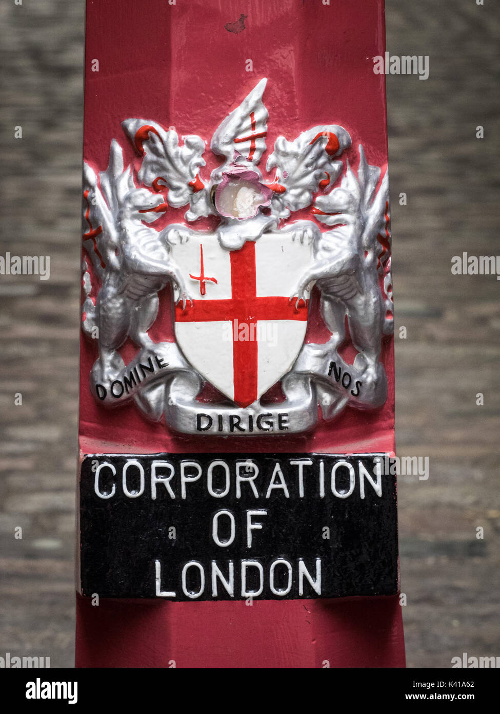 Corporation von London Wappen, der Londoner City Wappen auf stadtmöblierung in der City von London Financial District (Square Mile) Stockfoto