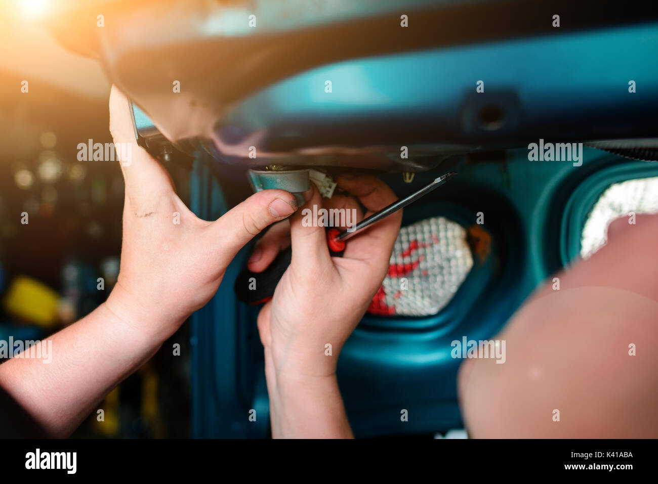 Closeup Instandsetzung eines defekten blaues Auto in der Garage durch die Hände von machanic. Stockfoto