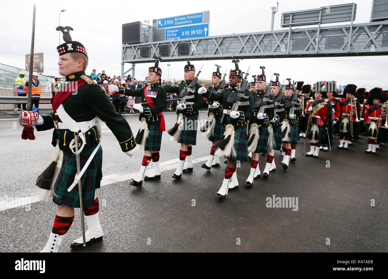 Mitglieder der zweiten Bataillon des Royal Regiment of Scotland (2 SCOTS) März entlang der Queensferry Überfahrt für die offizielle Eröffnung der neuen Brücke über den Firth von weiter. Stockfoto