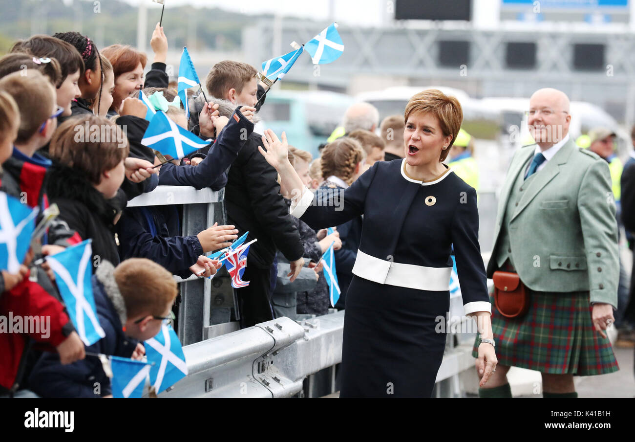 Erster Minister Nicola Stör und Ehemann Peter Murrell treffen Mitglieder der Menge entlang der Queensferry Kreuzung bei der offiziellen Eröffnung der neuen Brücke über den Firth von weiter. Stockfoto