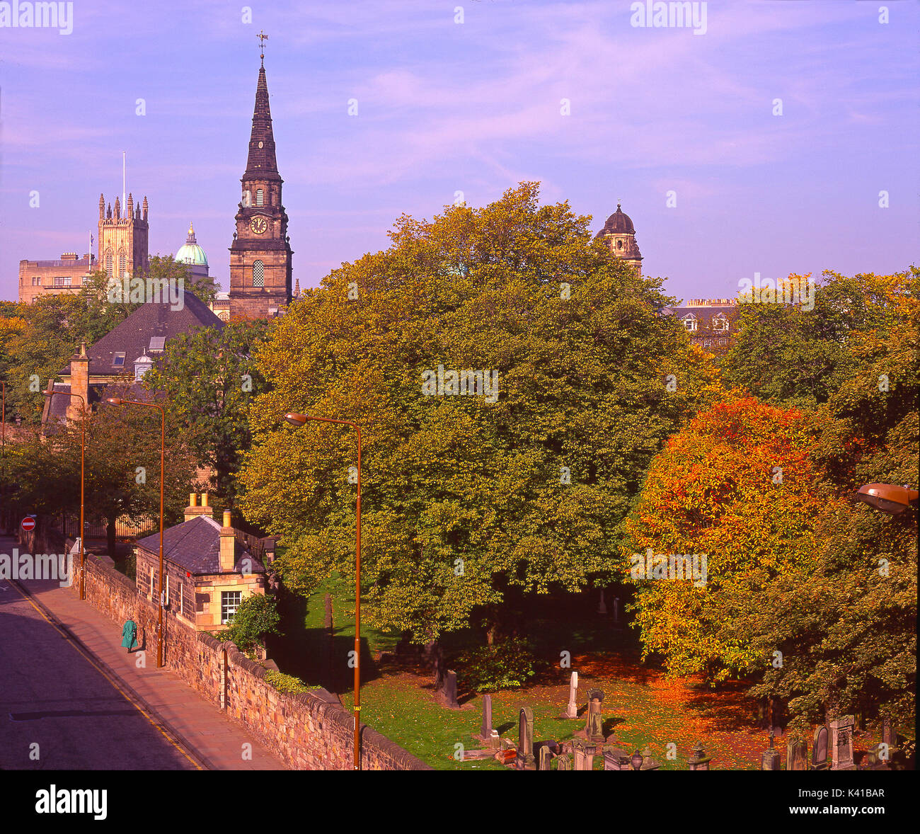 Ungewöhnlicher Blick im Herbst in Richtung St. Cuthberts Kirche Blick vom Castle Terrace, Edinburgh City Centre Stockfoto