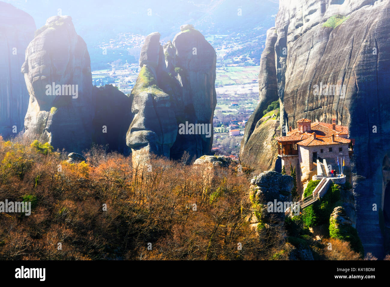 Beeindruckend, Meteora das Kloster Roussanou auf den Felsen, Griechenland. Stockfoto