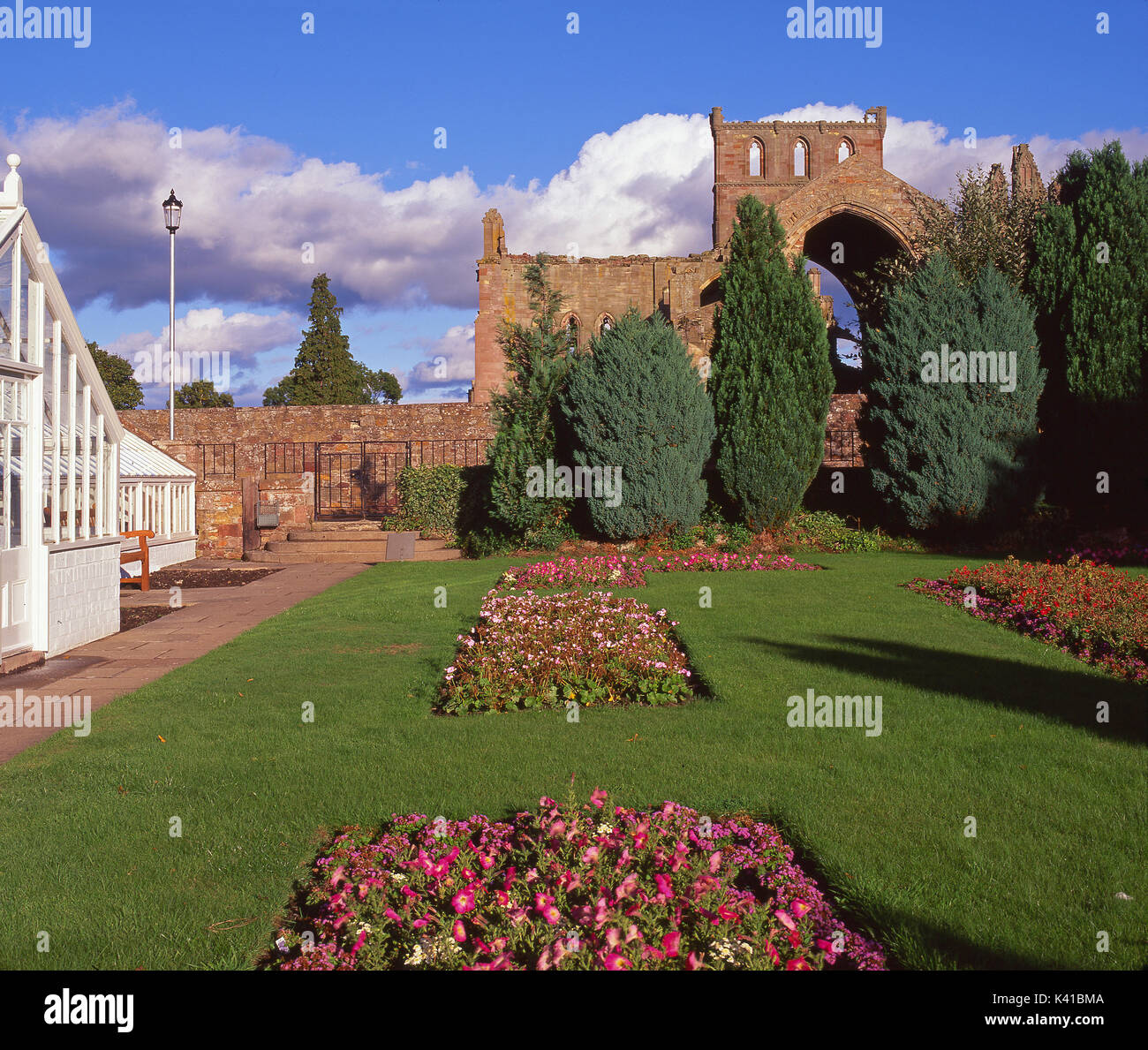 Anfang Herbst Blick von Melrose Abbey als vom Garten der Abtei, Melrose, Grenzen Region gesehen Stockfoto