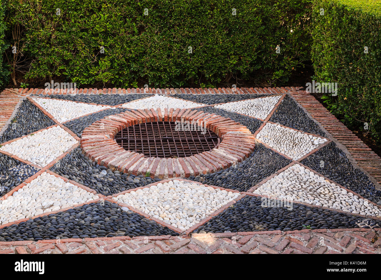 Dekorative Ablassen in alte steinerne Festung in Malaga, Spanien Stockfoto