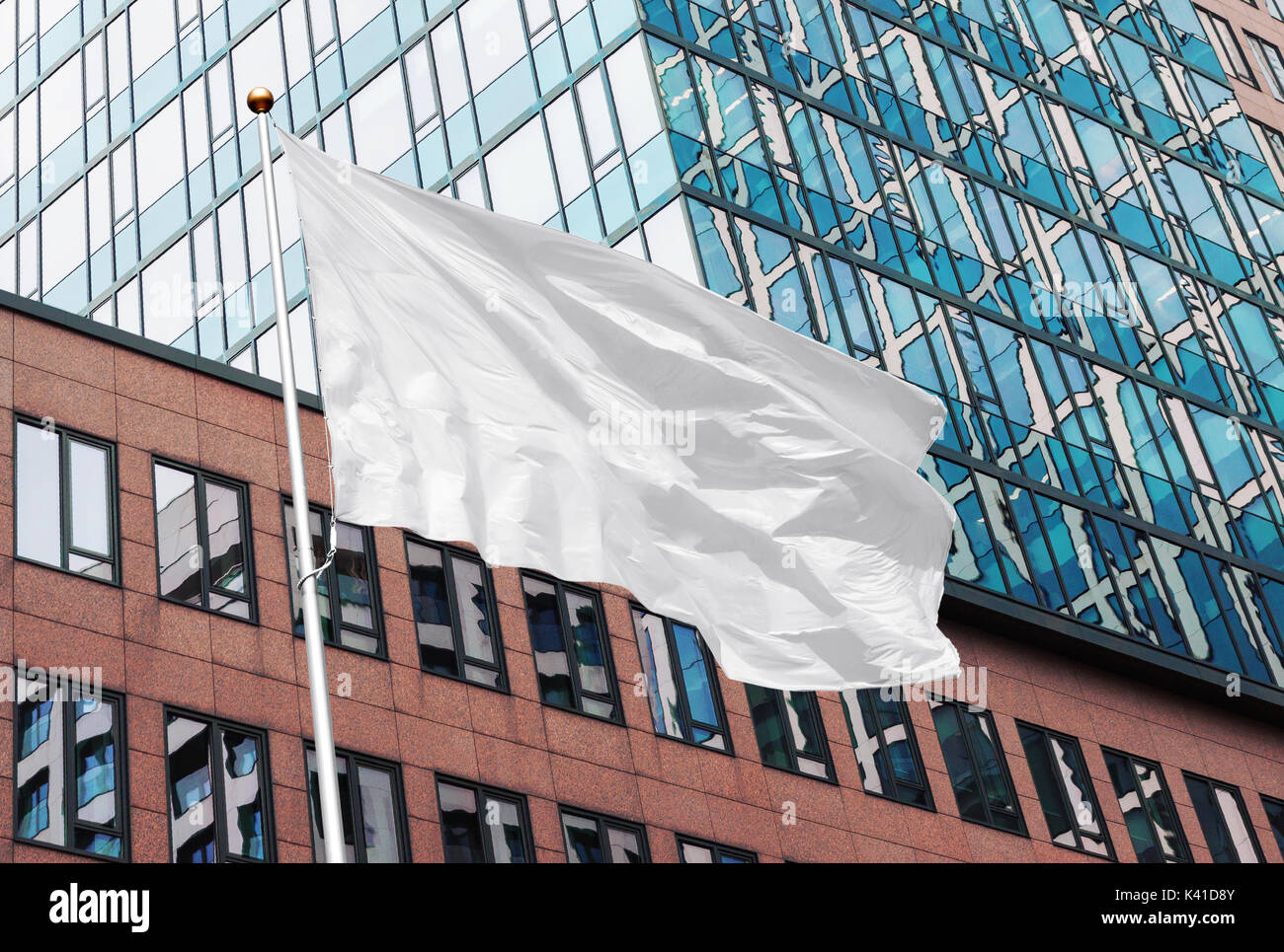 Weiße leere Fahne im Wind im städtischen Hintergrund von modernen Gebäuden und Wolkenkratzern. Perfekte mockup alle Logos, Symbol oder Zeichen hinzufügen Stockfoto