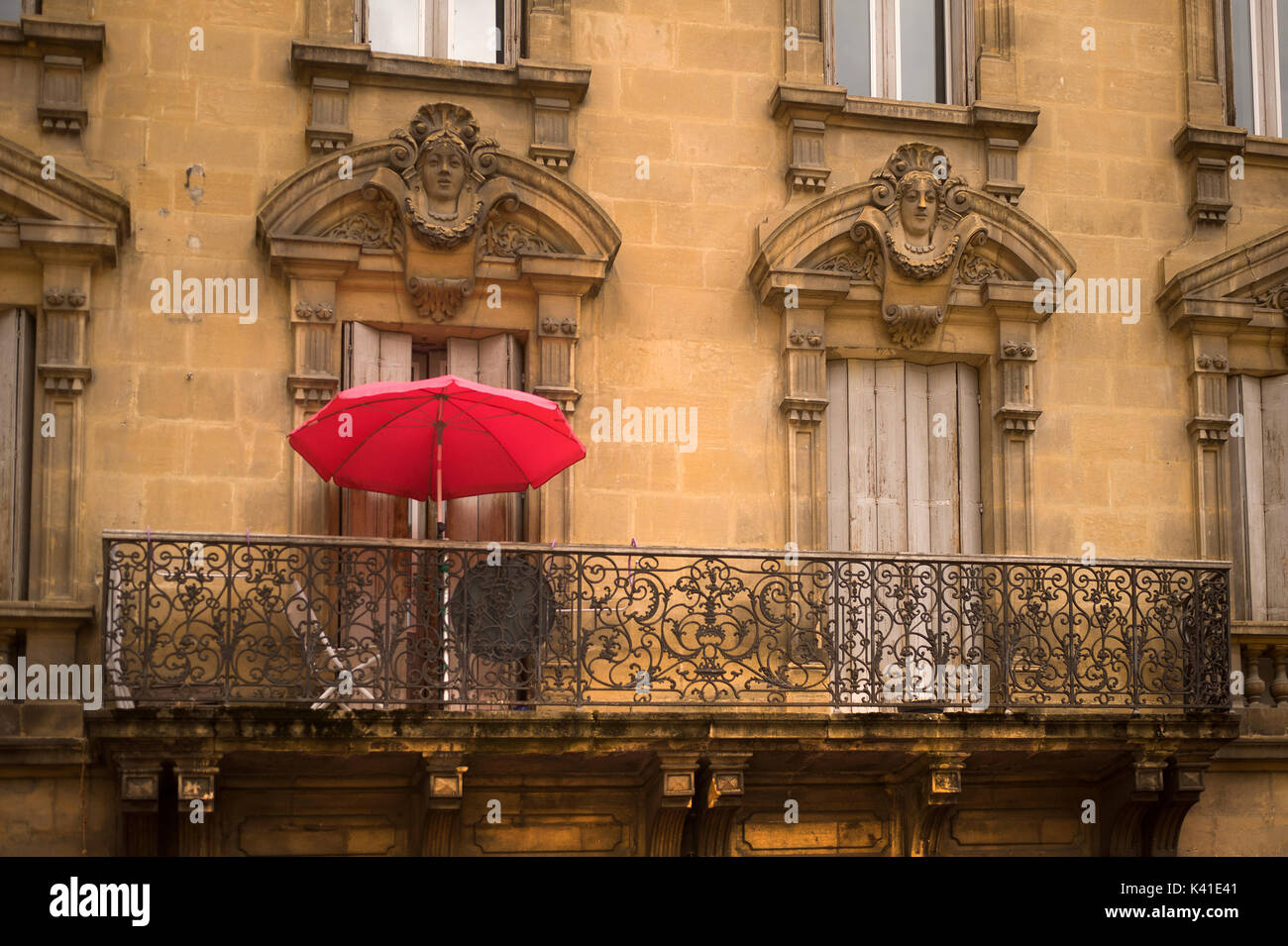 Rot Sonnenschirm auf dem Balkon, Sarlat-la-Caneda, Dordogne, Frankreich Stockfoto