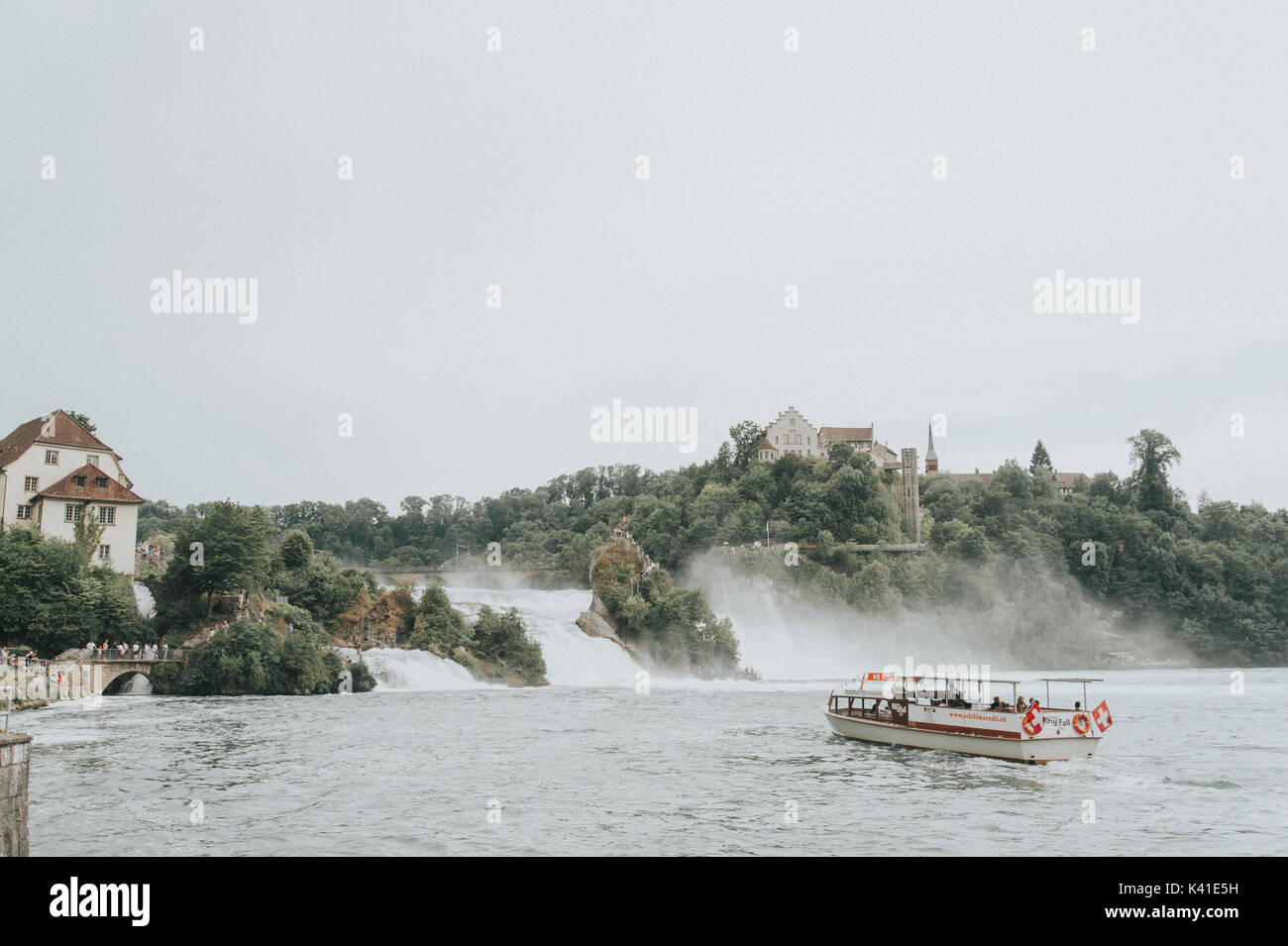 Ein Abstecher in den Rheinfall ist eine erstaunliche Erfahrung. Stockfoto
