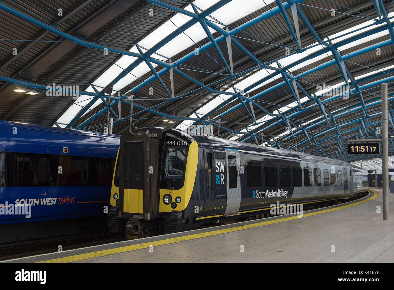 South Western Railway erste Voll-Livrierten Klasse 444 Zug (rechts) kommt in die ehemalige internationale Terminal am Bahnhof Waterloo Station in London, als der Zug die Firma startet seine neue Marke, neben einem Zug sporting der alten Zünfte. Stockfoto