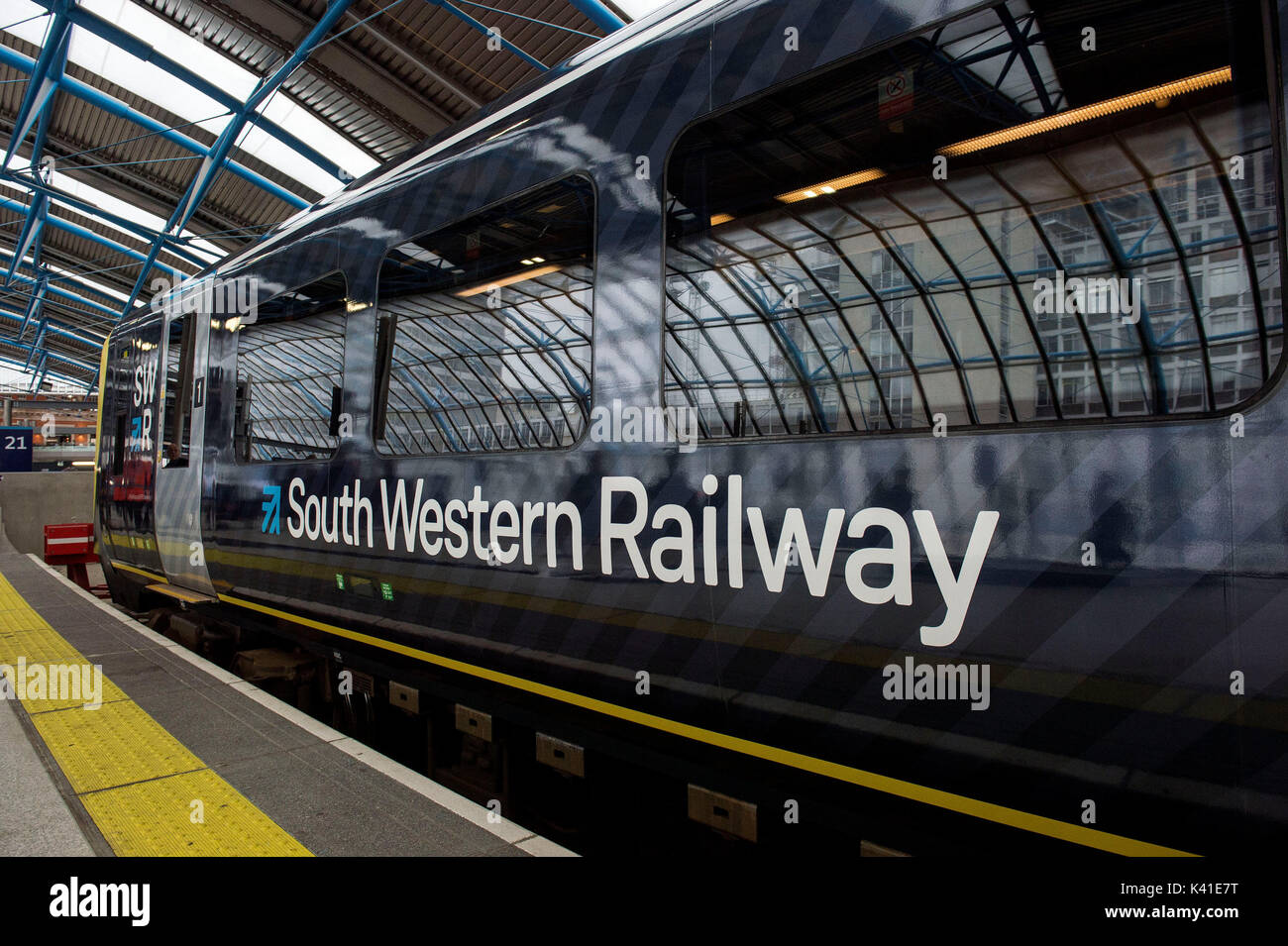 South Western Railway erste Voll-Livrierten Klasse 444 Zug kommt in die ehemalige internationale Terminal am Bahnhof Waterloo Station in London, als der Zug die Firma startet seine neue Marke. Stockfoto