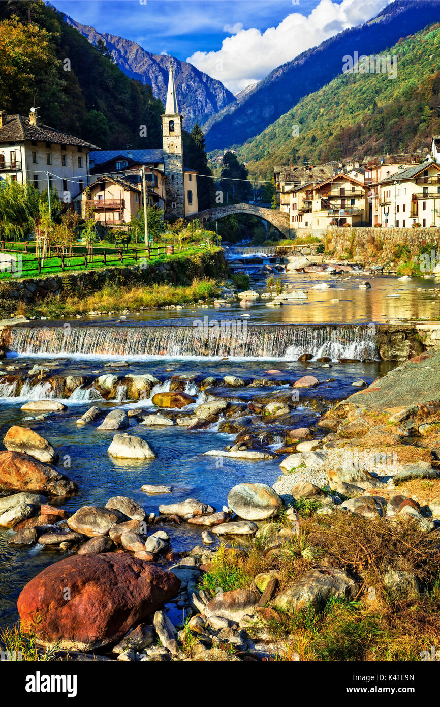 Schöne Lillianes Dorf, mit Blick auf Berge und Wasserfall, Valle d'Aosta, Italien. Stockfoto