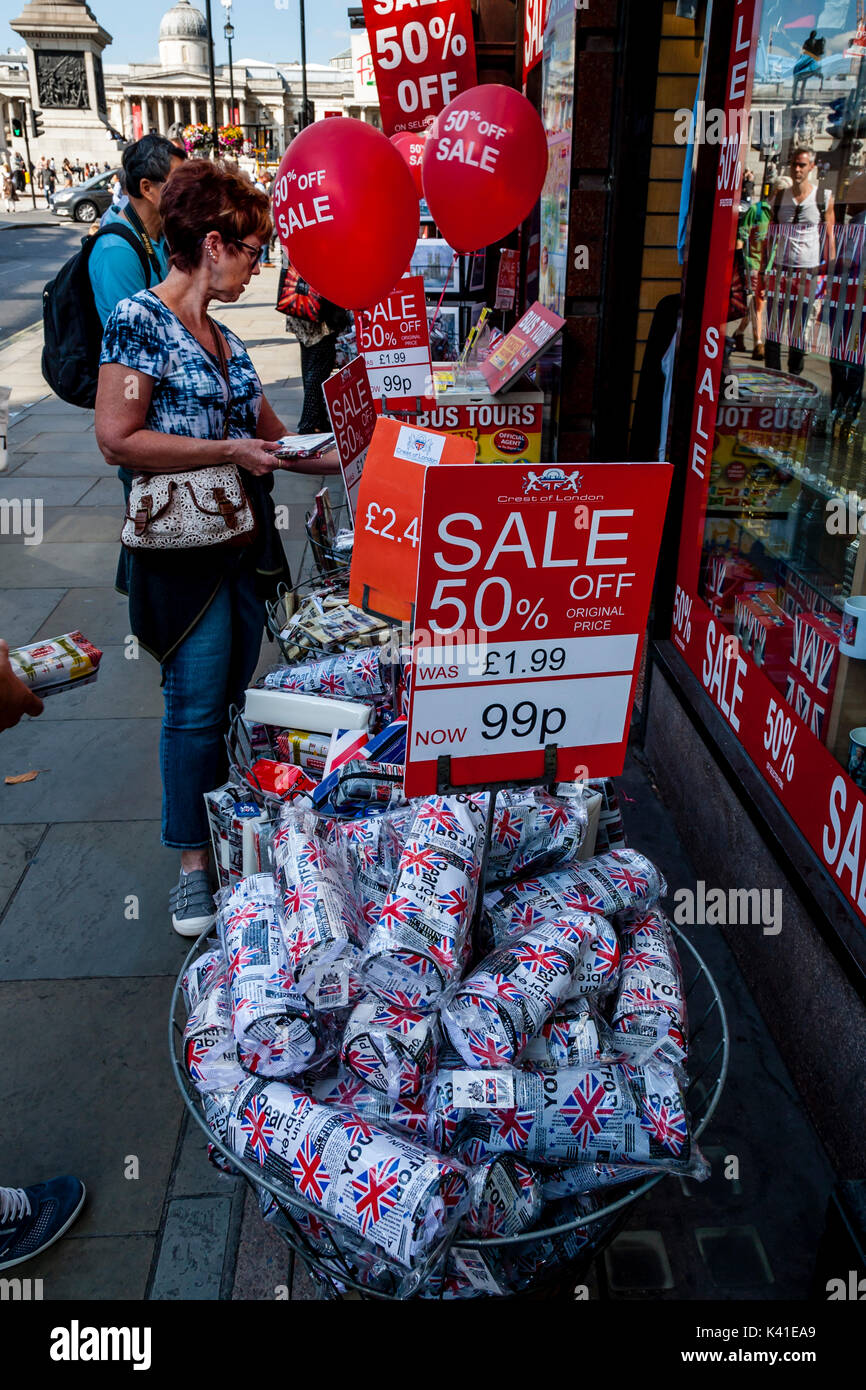 Touristen Auswahl Souvenirs aus ein Geschenk Shop in der Nähe von Trafalgar Square, London, UK Stockfoto