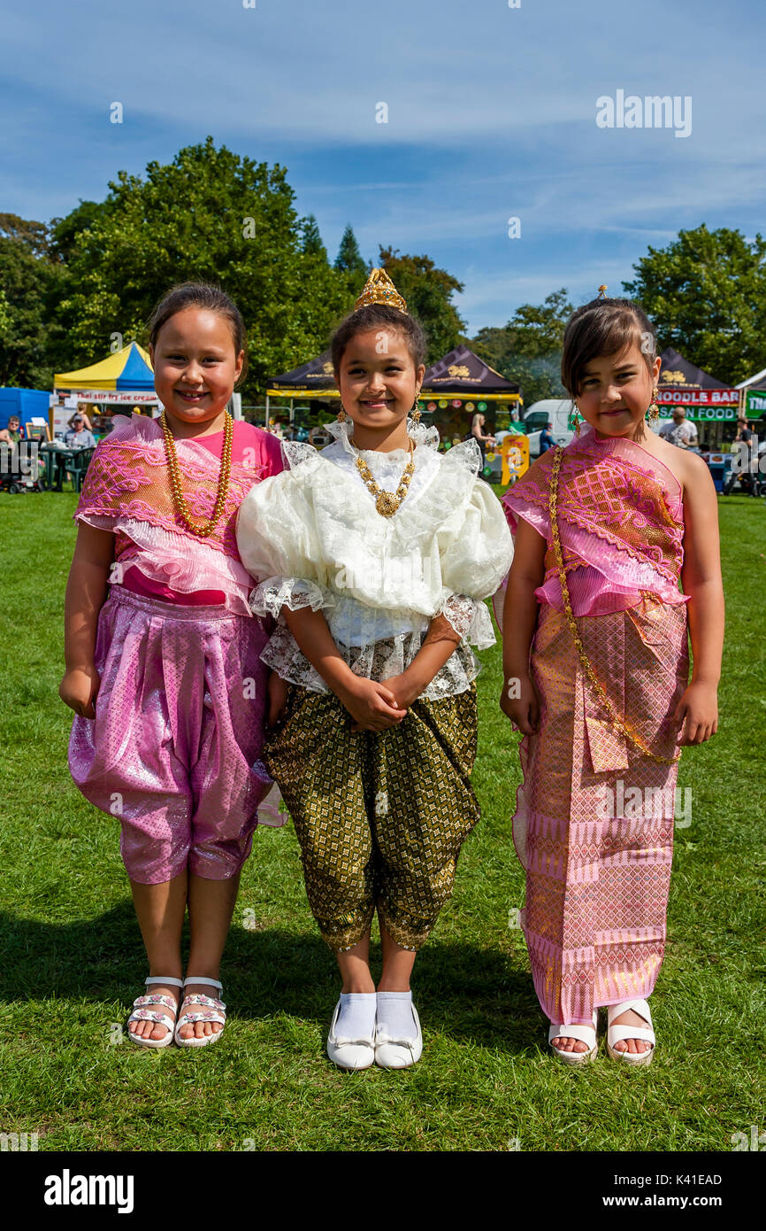 Drei Anglo-Thai Kinder gekleidet in traditionelle Thai Kostüm, Brighton Thai Festival, Brighton, Sussex, UK Stockfoto
