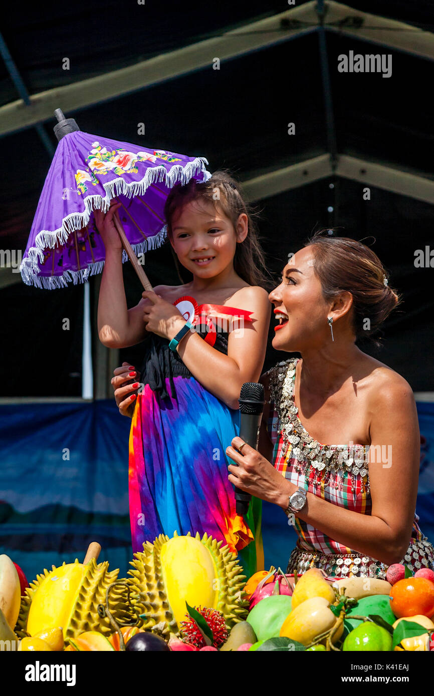Eine angloamerikanische Thai Kind auf der Bühne im traditionellen thailändischen Kostüm, Brighton Thai Festival, Brighton, Sussex, UK Stockfoto