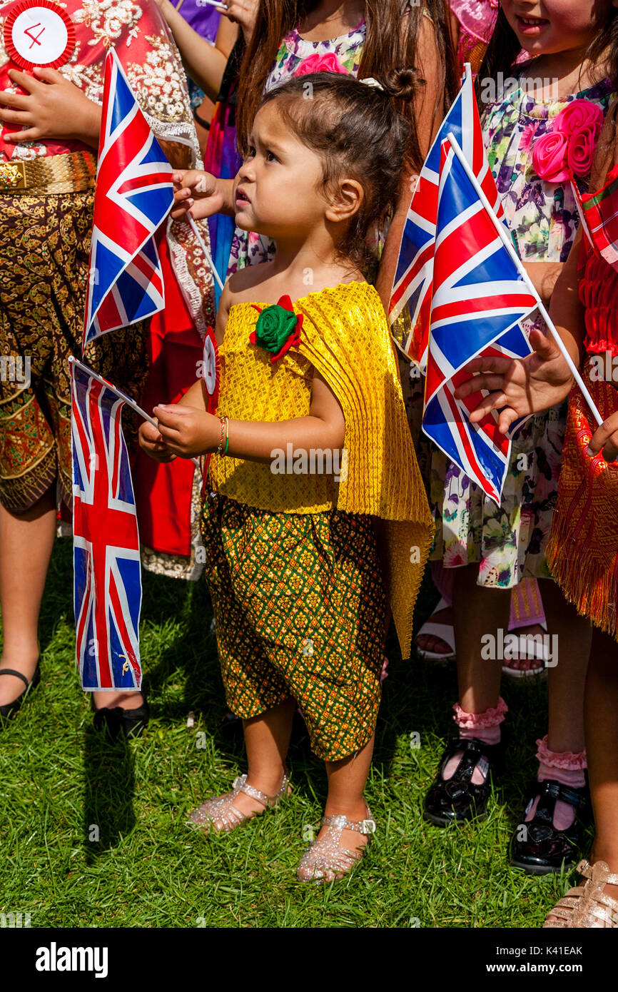 Anglo-Thai Kinder in traditionellen thailändischen Kostüm Im Brighton Thai Festival, Brighton, Sussex, UK Stockfoto
