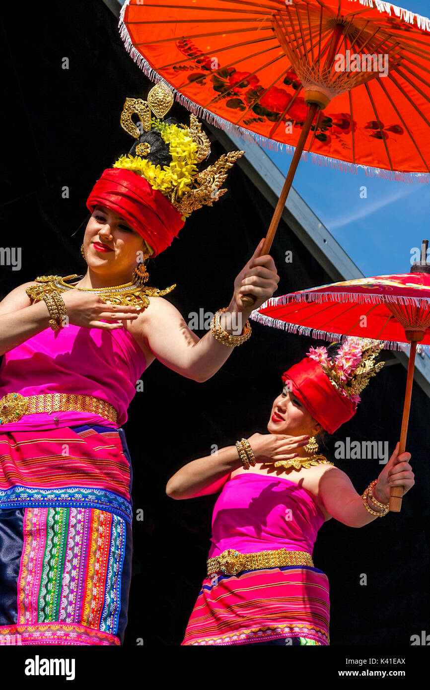 Traditionelle Thai Tänzer auf der Bühne des Thai Festival in Brighton, Brighton, Sussex, UK Stockfoto