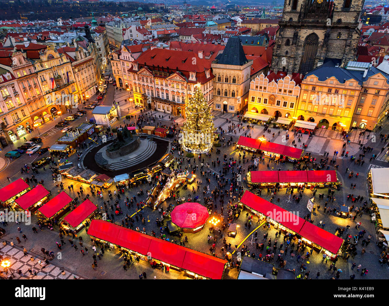 Prag, tschechische Republik - 10 Dezember, 2015: Blick von oben auf den traditionellen Weihnachtsmarkt auf dem Altstädter Ring leuchtet auf, und für Winter ho eingerichtet Stockfoto