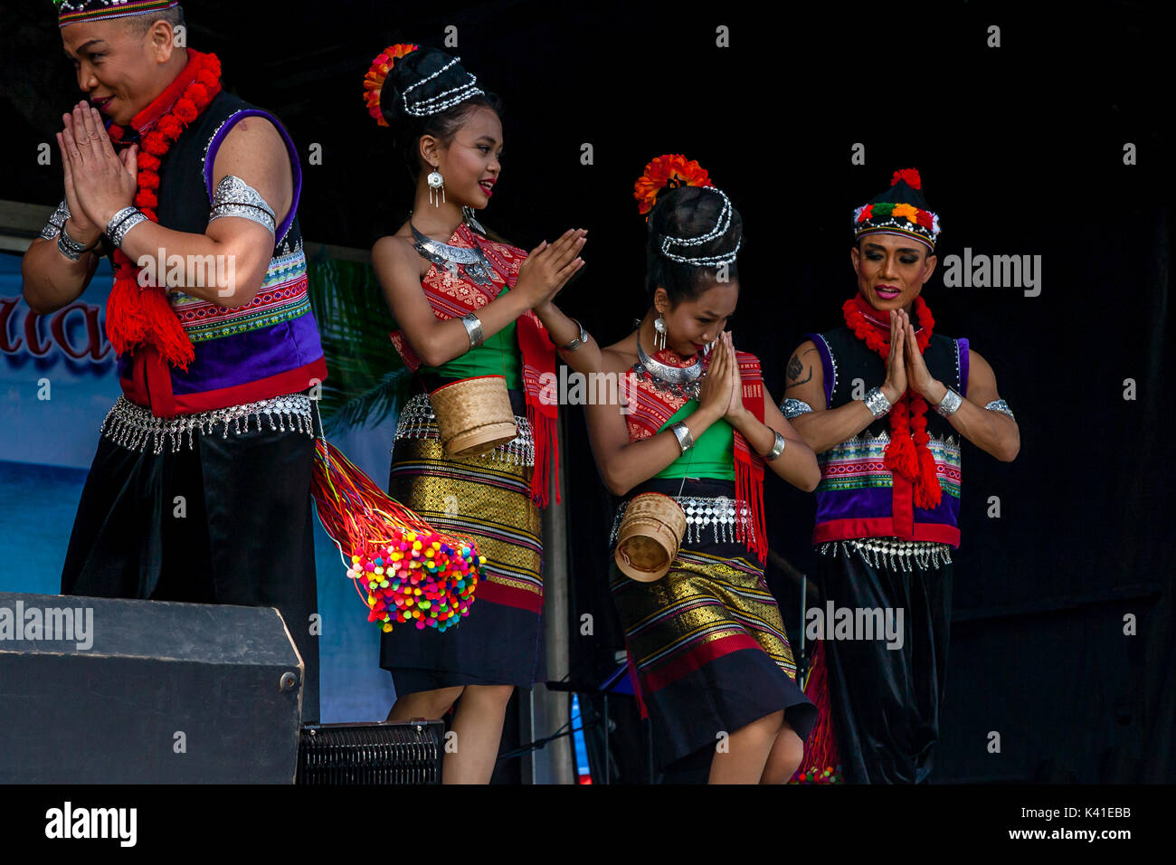 Traditionelle Thai Tänzer auf der Bühne des Thai Festival in Brighton, Brighton, Sussex, UK Stockfoto