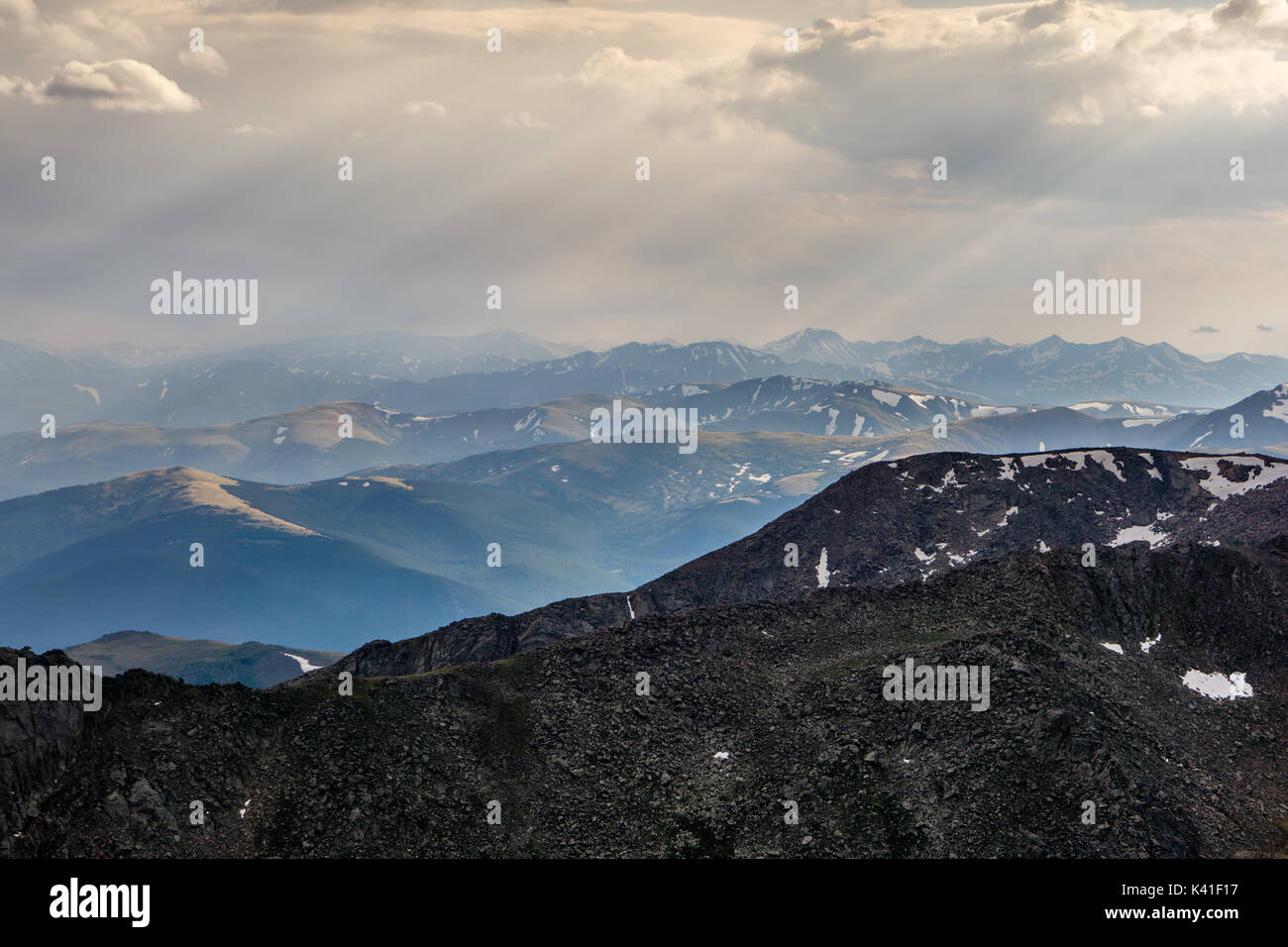 Ein dunstiger Blick nach den jüngsten Waldbrände, Licht leuchtet bis spät in den Tag. Von Mount Evans, Colorado Stockfoto Ein dunstiger Blick nach den jüngsten Waldbrände, Licht leuchtet bis spät in den Tag. Von Mount Evans, Colorado Stockfoto