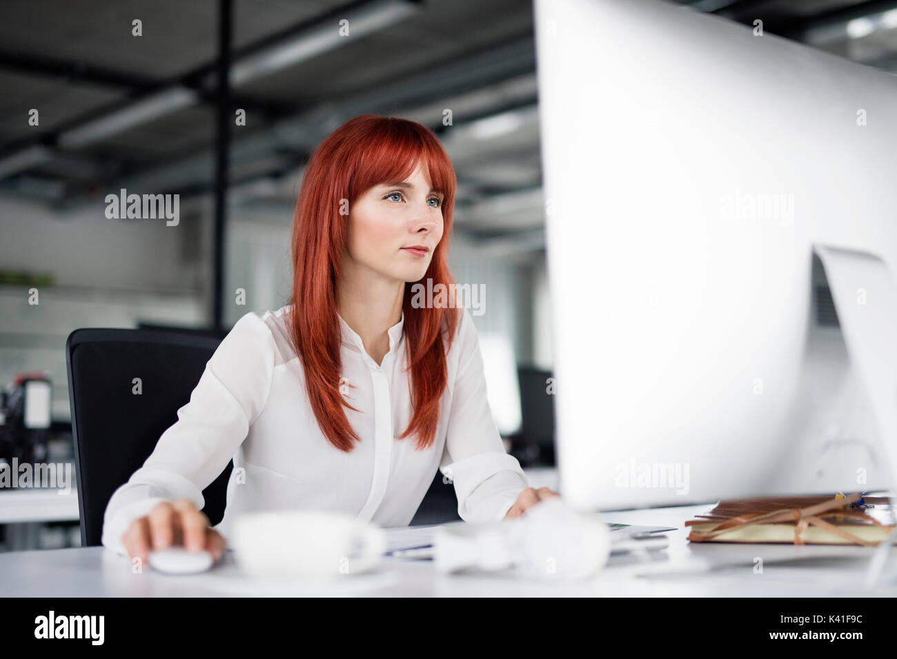 Geschäftsfrau mit Computer in Ihrem Büro am Schreibtisch arbeiten. Stockfoto