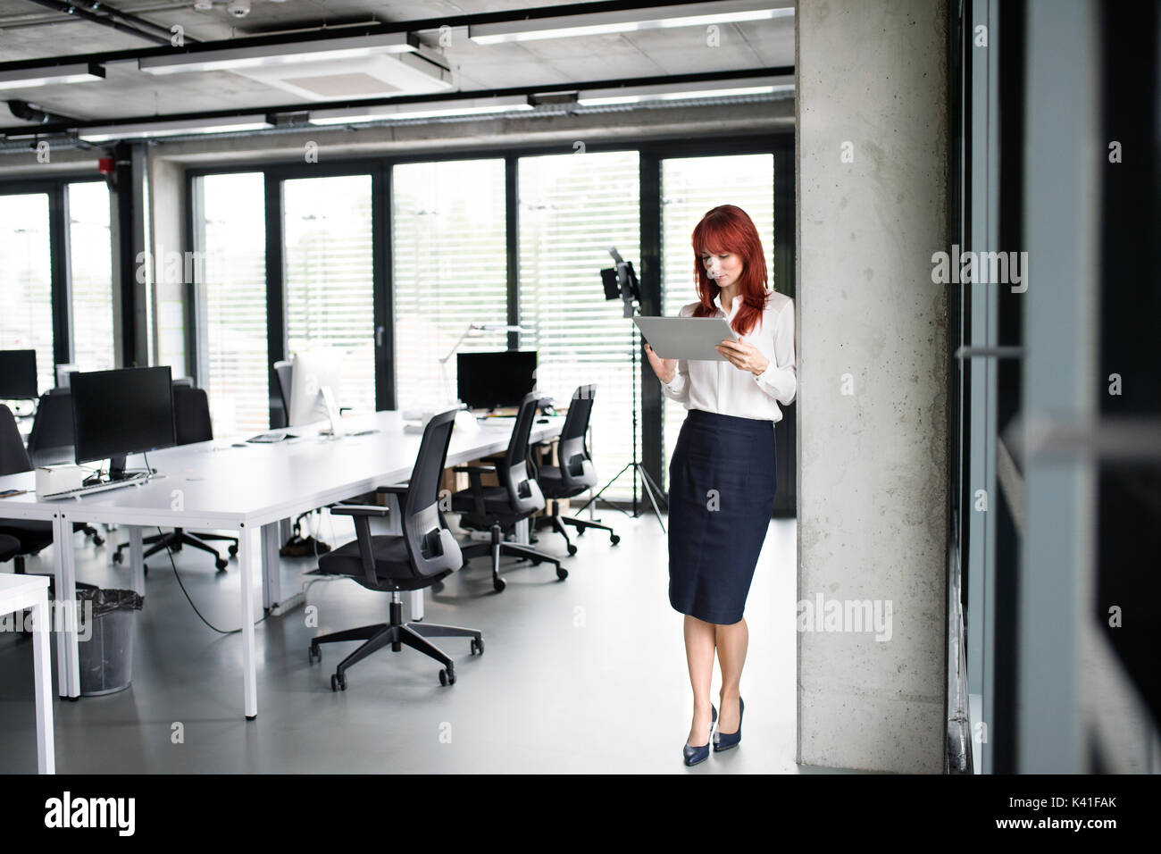 Geschäftsfrau mit Tablet-PC in Ihrem Büro arbeiten. Stockfoto