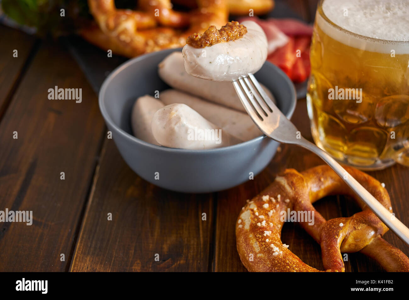 Oktoberfest Essen auf hölzernen Tisch Stockfoto