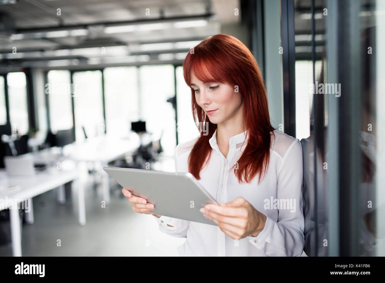Geschäftsfrau mit Tablet-PC in Ihrem Büro arbeiten. Stockfoto