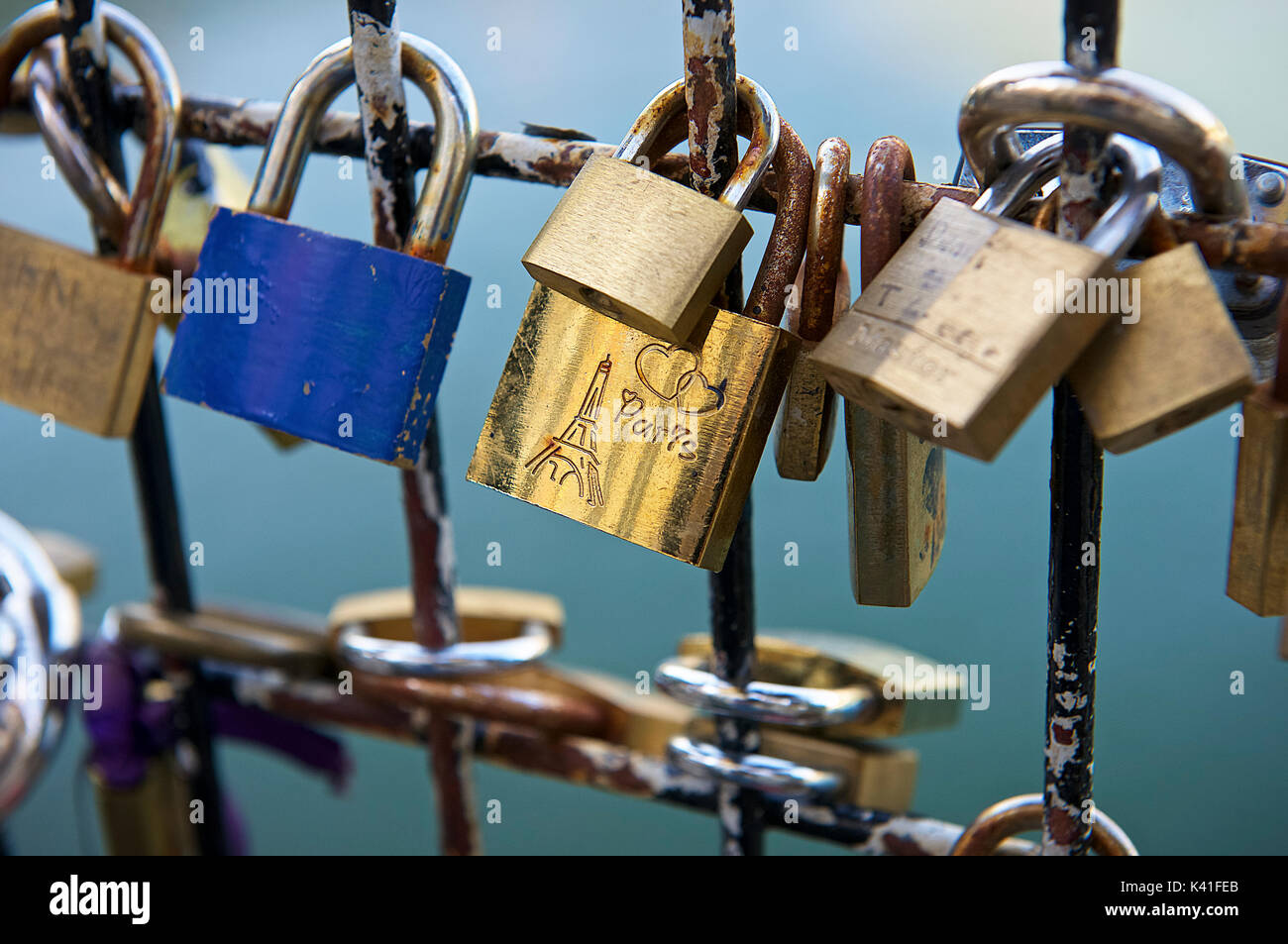 Liebe Vorhängeschlösser an Seine Fluss Stockfoto