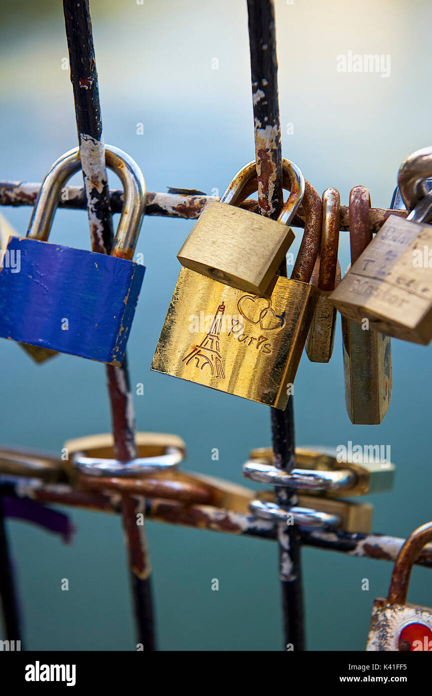 Liebe Vorhängeschlösser an Seine Fluss Stockfoto