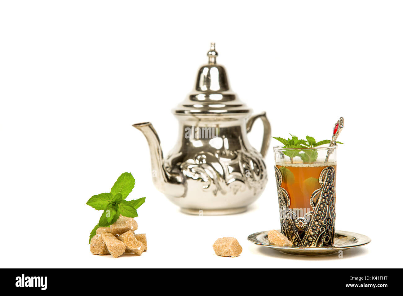 Wahre marokkanischen Minztee in der ursprünglichen Tasse und Kännchen auf den weißen Hintergrund Stockfoto