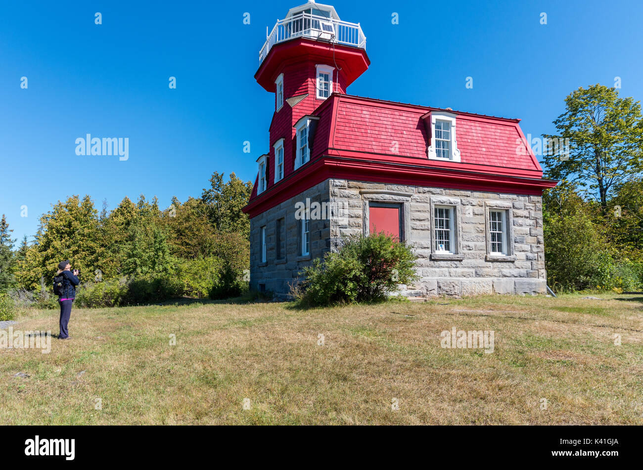 Frau ein Foto von der wiederhergestellten Bluff Point Lighthouse auf Valcour Insel Stockfoto