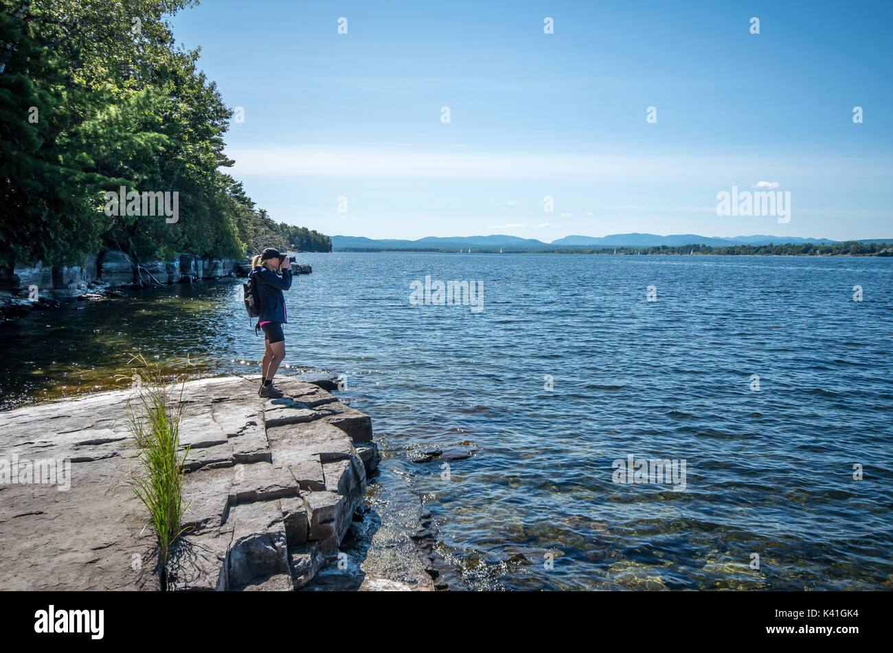 Frau ein Foto vom Ufer des Valcour Insel Stockfoto
