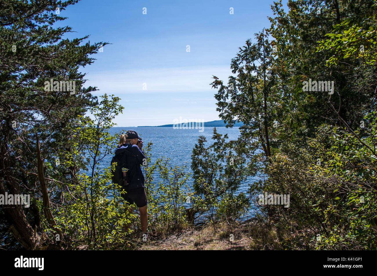 Frau ein Foto vom Ufer des Valcour Insel Stockfoto
